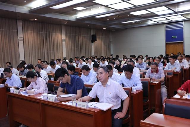 贪生伯死胆小鬼躲在角落不见人打一准确生肖，详细解答、统计解答解释落实